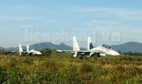 Tiêm kích đánh chặn Su-27 Việt Nam xuất kích làm nhiệm vụ bảo vệ biển đảo. Tiêm kích đánh chặn Su-27 Việt Nam xuất kích làm nhiệm vụ bảo vệ biển đảo.