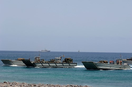Các xuồng đổ bộ tiếp cận bờ biển. Các xuồng đổ bộ tiếp cận bờ biển.