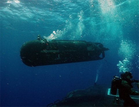 Đổ bộ bằng phương tiện bơi ngầm dưới mặt nước . Đổ bộ bằng phương tiện bơi ngầm dưới mặt nước .