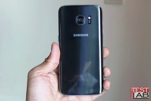 Mặt lưng vát cong về hai cạnh giúp việc cầm nắm được thoải mái hơn. Mặt lưng vát cong về hai cạnh giúp việc cầm nắm được thoải mái hơn.