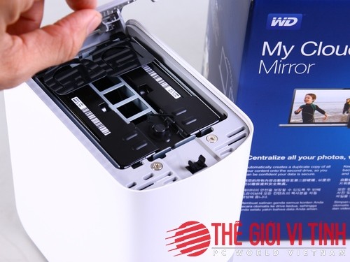 Khoang chứa 2 ổ cứng được thiết kế cứng cáp, có chốt khóa cố định khay giữ.