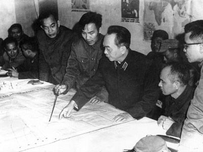 Đại tướng Võ Nguyên Giáp tại Sở chỉ huy Quân chủng Phòng không - Không quân ngày 28/12/1972.