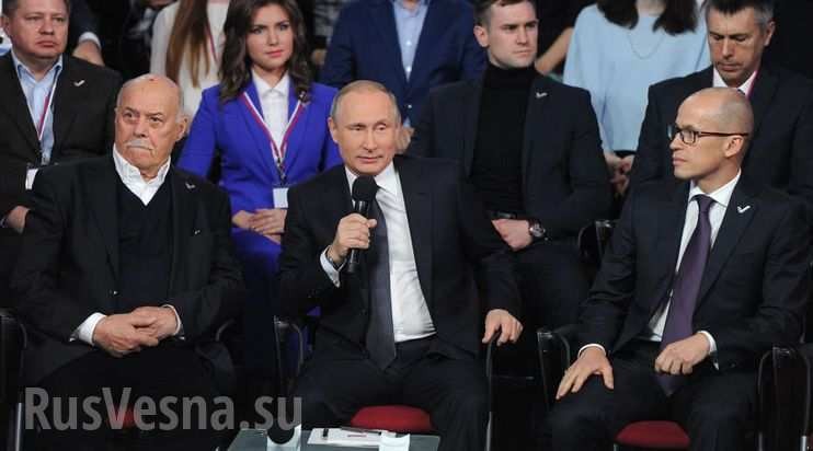 Tổng thống Putin làm phiên dịch, nói đùa bằng tiếng Đức và hát bằng tiếng Anh