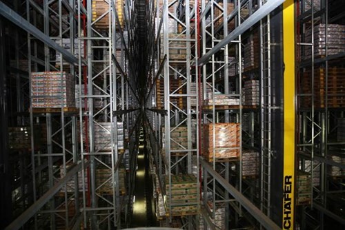 Robot tự nâng trong kho hàng thông minh.