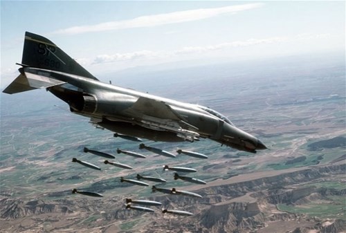 Máy bay tiêm kích mang bom F-4 Con ma. Máy bay tiêm kích mang bom F-4 Con ma.