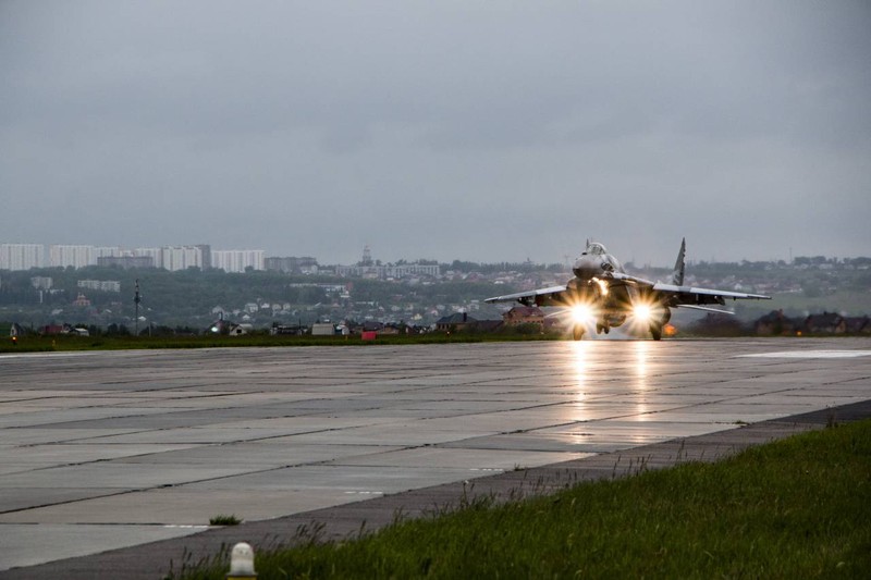 Video: Cận cảnh máy bay tim kích MiG-29UMT Nga huấn luyện