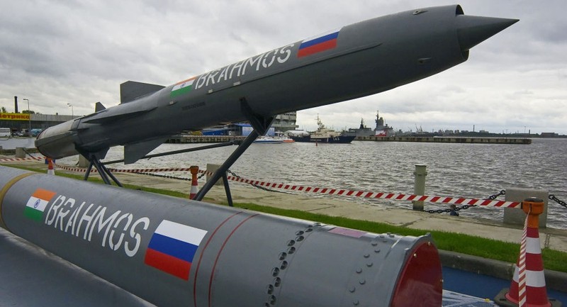 Tên lửa đ năng BrahMos có thể đươc phóng từ mặt đất, trên không, trên hạm...