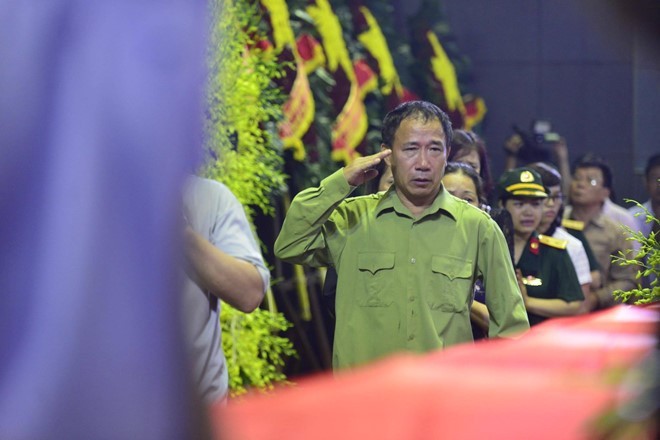 Video: Rớt nước mắt nhìn những em bé ngủ thiếp trong lễ tang cha ảnh 9