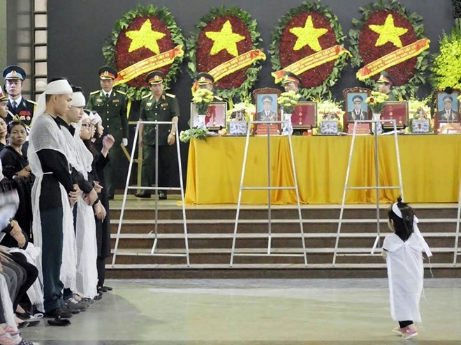 Video: Rớt nước mắt nhìn những em bé ngủ thiếp trong lễ tang cha ảnh 4