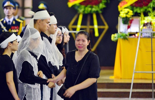 Video: Rớt nước mắt nhìn những em bé ngủ thiếp trong lễ tang cha ảnh 6