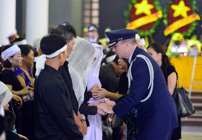 Video: Rớt nước mắt nhìn những em bé ngủ thiếp trong lễ tang cha ảnh 7