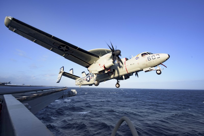 Máy bay E-2C Hawkeye cất cánh trên tàu sân bay Dwight Eisenhower