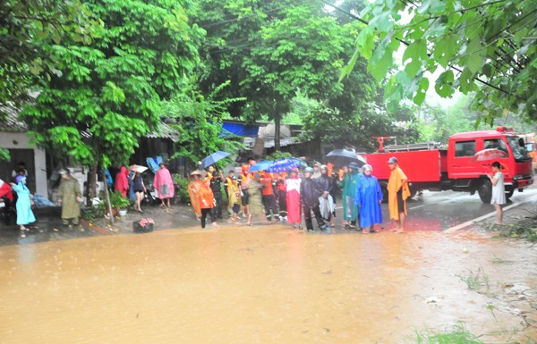 Lũ về trên suối Ngòi Đum, đoạn qua tổ 1A, thành phố Lào Cai. Hơn 40 nhà dân ở tổ 1A, phường Kim Tân bị ngập sâu trong nước lũ. Người dân đang di chuyển đồ đạc về nơi an toàn. Lực lượng chức năng có mặt kịp thời giúp người dân khắc phục hậu quả mưa lũ. Lũ trên suối Phìn Ngan Bát Xát lúc 7 giờ sáng nay. Ảnh: Ngọc Bằng Người dân xã Quang Kim khắc phục hậu quả do lũ lụt gây ra. Ảnh: Ngọc Bằng Hiện, lũ trên sông Hồng, đoạn qua TP. Lào Cai đang lên cao.