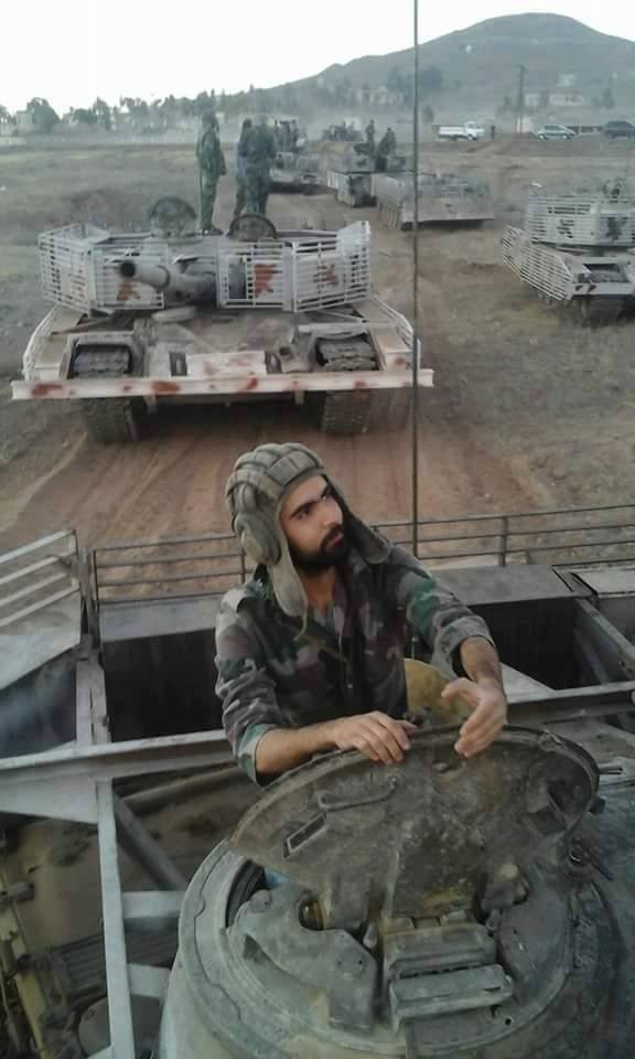 Một lính xe tăng Syria trên chiến trường Tây Ghouta