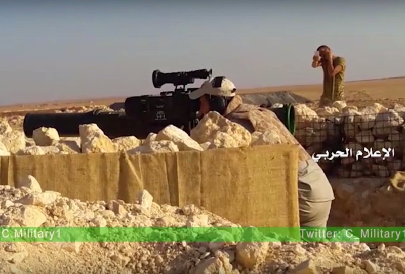 Binh sĩ quân đội Syria sử dụng tên lửa chống tăng Toophan-1 của Iran, tương tự như TOW tấn công lực lượng Hồi giáo cực đoan