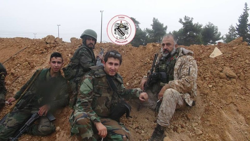 Binh sĩ quân đội Syria trên chiến tuyến quận Dahiyet al-Assad và Minyan