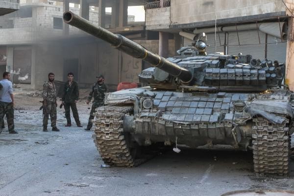 Xe tăng quân đội Syria chuẩn bị tiến hành cuộc tấn công