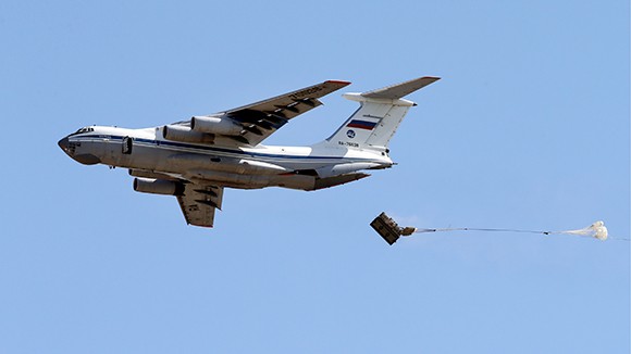 Máy bay vận tải hạng nặng IL-76 thả hàng viện trợ cho quân đội Syria ở Deir Ezzor