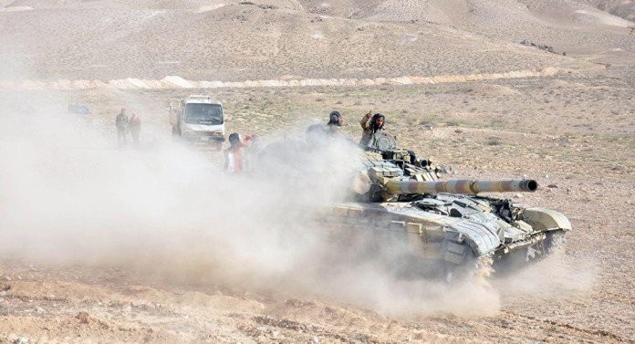 Xe tăng quân đội Syria tiến công trên vùng ngoại vi chiến trường Palmyra