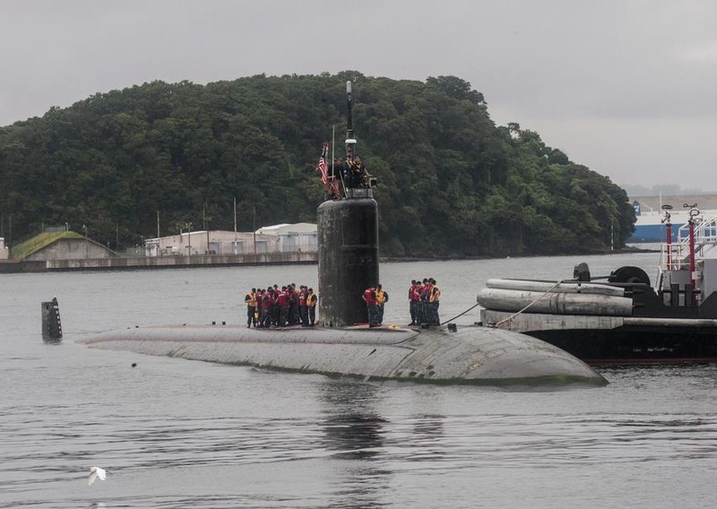 Tàu ngầm hạt nhân tấn công USS Santa Fe SSN-763 cập cảng căn cứ quân sự Mỹ Yokosuka ở Nhật Bản