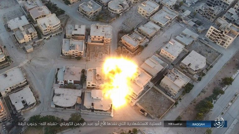 IS điên cuồng tử thủ Raqqa bằng xe bom tự sát ảnh 2