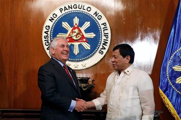 Tổng thống Philippine Rodrigo Duterte gặp gỡ Ngoại trưởng Mỹ Rex Tillerson trong một cuộc họp tại dinh tổng thống ở Manila, Philippines ngày 07.08.2017, Ảnh Reuters