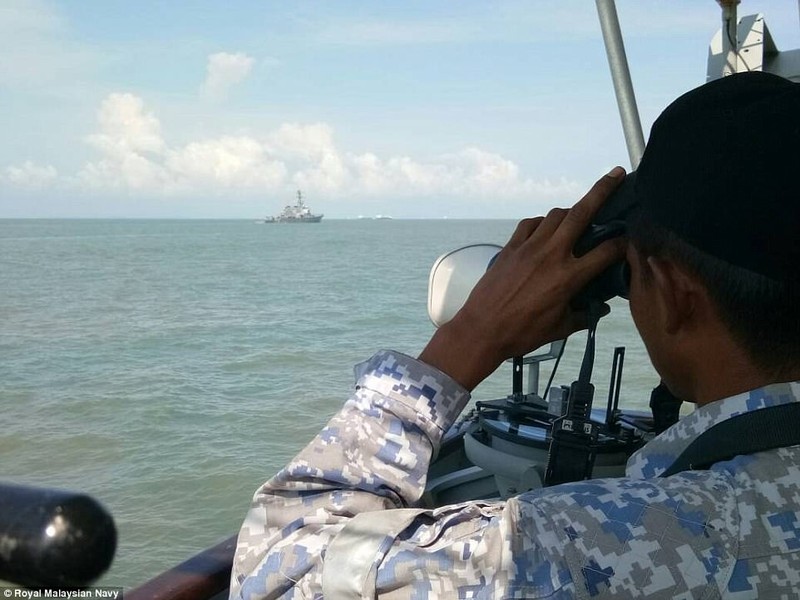 Hoảng hồn trước cú đâm khu trục hạm Mỹ tại Malacca (video) ảnh 8 Hoảng hồn trước cú đâm khu trục hạm Mỹ tại Malacca (video) ảnh 8
