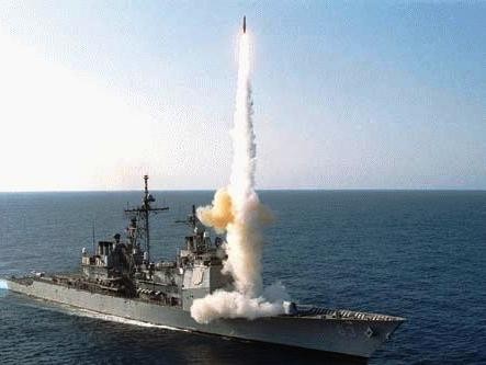 Chiến hạm Mỹ phóng tên lửa đánh chặn SM-6 - ảnh Raytheon