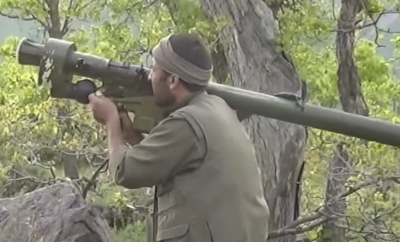 Một chiến binh Đảng lao động người Kurd PKK sử dụng tên lửa MANPAD ở Thổ Nhĩ Kỳ - ảnh South Front