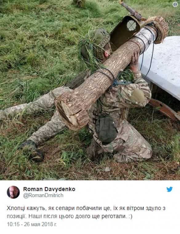 Binh sĩ Kiev sử dụng Javelin "gỗ" trong huấn luyện chiến đấu. Ảnh mạng xã hội Twitter Binh sĩ Kiev sử dụng Javelin "gỗ" trong huấn luyện chiến đấu. Ảnh mạng xã hội Twitter