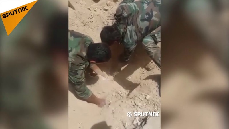 Kho vũ khí và tên lửa TOW của quân đội Syria tự do FSA. Ảnh minh họa video