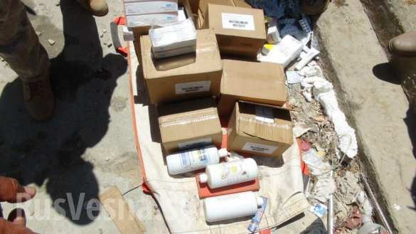 Các thùng vật phẩm y tế, thuốc men và bàn làm việc với vũ khí nổ trong trạm quan sát của Liên Hiệp Quốc. Ảnh minh họa Rusvesna