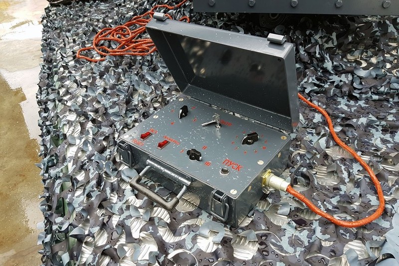 Pháo phản lực hạng nhẹ 80 mm, 4 dàn phóng, 10 ống phóng mỗi dàn trên xe bán tải hạng nhẹ. Ảnh báo Rusian Gazeta