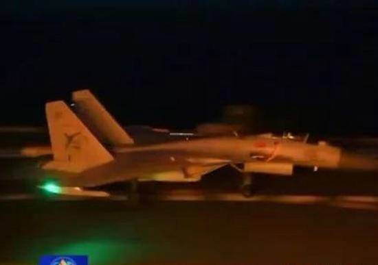 Hải quân Trung Quốc thành công trong việc cất hạ cánh đêm trên tàu sân bay.Ảnh TopWar Hải quân Trung Quốc thành công trong việc cất hạ cánh đêm trên tàu sân bay.Ảnh TopWar