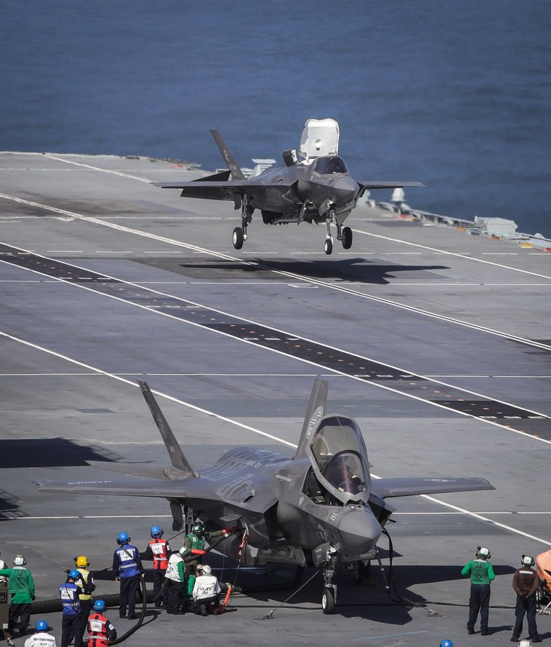  Máy bay tiêm kích tàng hình F-35B trên tàu sân bay Anh Queen Elizabeth. Ảnh Royal  Navy