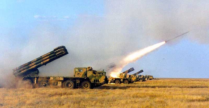 Các tổ hợp pháo phản lực Smerch phóng rocket. Ảnh minh họa TASS