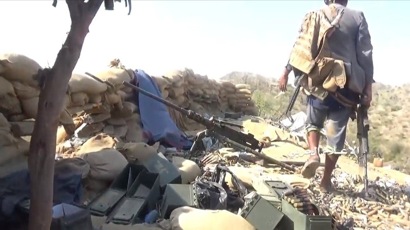 Lực lượng Houthi thu giữ chiến lợi phẩm của quân đội Ả rập Xê-út trong cuộc chiến trên vùng biên giới. Ảnh: Yemen Observer.