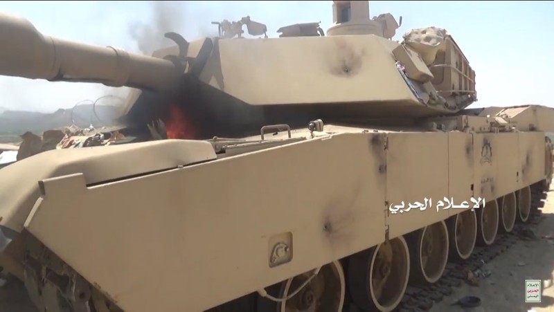 Chiến binh Houthi đốt xe tăng M1A2 Abrams của Mỹ. Ảnh mạng xã hội Yemen Observer Chiến binh Houthi đốt xe tăng M1A2 Abrams của Mỹ. Ảnh mạng xã hội Yemen Observer