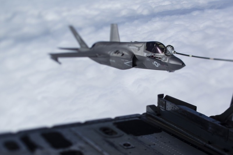 Các máy bay tiêm kích tàng hình F-35B tiếp dầu trên Biển Đông. Ảnh Military.com
