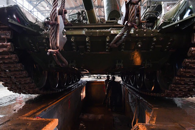 Lắp ráp xe tăng T-90S tại nhà máy của tập đoàn Uralvagonzavod. Ảnh Blog Alexey Khlopotov