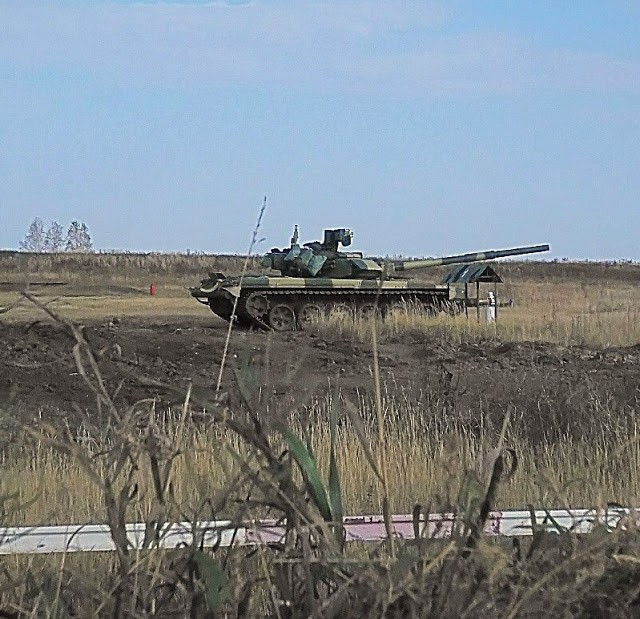 Xe tăng T-90S Việt Nam bắt đầu thực hiện nhiệm vụ huấn luyện kíp xe trên thao trường Nga. Ảnh: Blog Alexey Khlopotov.