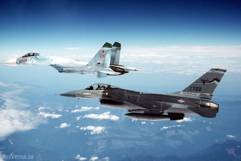 Máy bay tiêm kích đa nhiệm Su-27 và máy bay F-16 của không quân Bỉ.