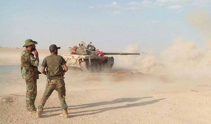 Xe tăng quân đội Syria chiến đấu trên chiến trường Hama, Idlib. Ảnh minh họa Masdar News