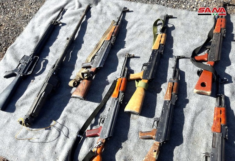 Những vũ khí trang bị thu giữ được của lực lượng Hồi giáo cực đoan trong địa phận 2 tình Damascus và Quneitra. Ảnh minh họa SANA