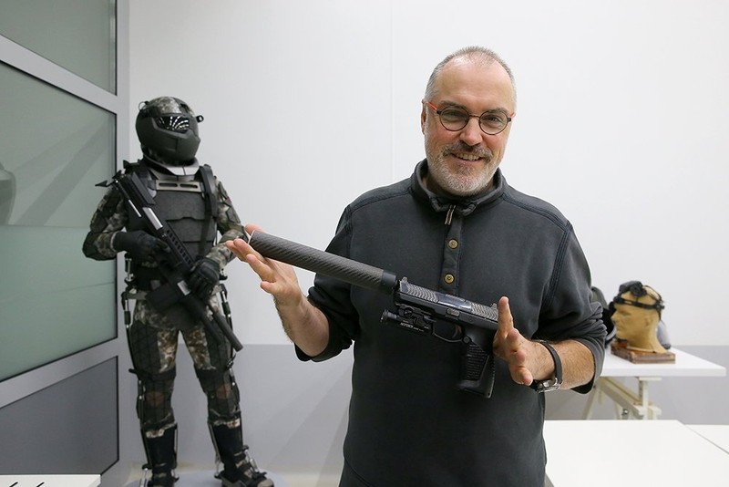 Nhà mỹ thuật công nghiệp Vladimir Pirozhkov với súng ngắn Udar gắn nòng giảm thanh. Ảnh: RIA Novosti. Nhà mỹ thuật công nghiệp Vladimir Pirozhkov với súng ngắn Udar gắn nòng giảm thanh. Ảnh: RIA Novosti.