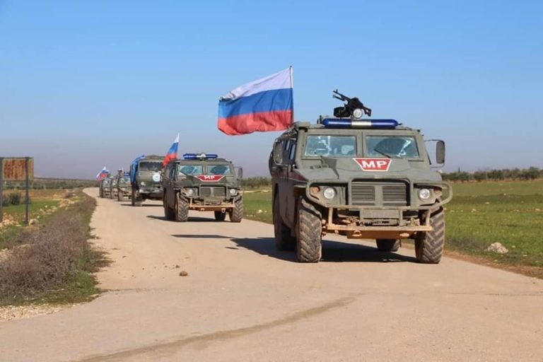 Quân cảnh Nga tuần tra cùng lực lượng MMC ở thành phố Manbij. Ảnh: Masdar News. Quân cảnh Nga tuần tra cùng lực lượng MMC ở thành phố Manbij. Ảnh: Masdar News.