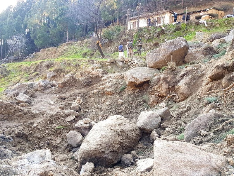 Vị trí bom nổ, cách những ngôi nhà dân gần nhất là 200 m. Ảnh minh họa Defence Pakistan