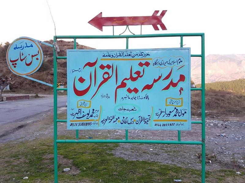 Đường vào căn cứ huấn luyện của nhóm Hồi giáo cực đoan Jaish Al-Mohammad ở vùng Kashmir, Pakistan. Ảnh minh họa: phóng viên Asad Hashim thuộc báo Al Jazeera.