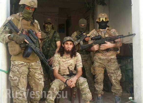 Các tay súng Chechen cùng phó thủ lĩnh nhóm Hồi giáo cực đoan trước cuộc tiến công ở miền Bắc Hama. Ảnh Al-Masdar News