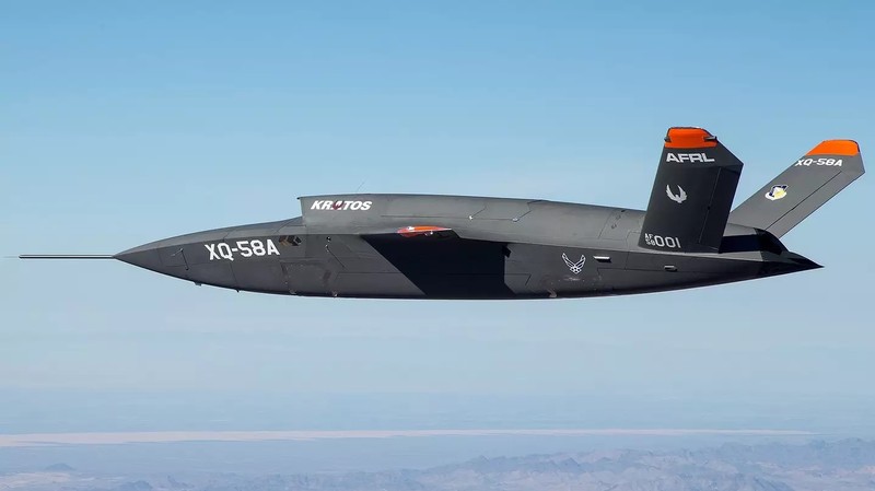 Máy bay không người lái XQ-58A Valkyrie trong chuyến bay thử nghiệm đầu tiên.